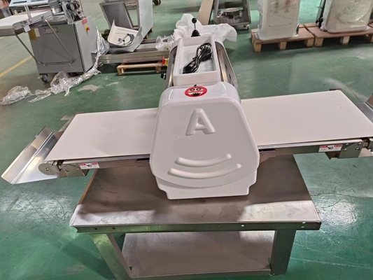 Máquina de prensado de masa de rodillo de 370 mm para restaurante Fase 1 0.4KW Potencia 2.5kg Peso de rodadura